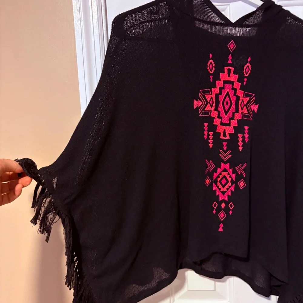 NWOT Beautiful Justice Black and Pink Geometric Pattern Hooded Poncho